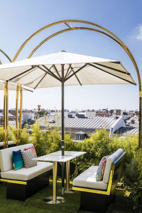 In time for summer, Maison Messika is taking over an extraordinary open-air setting : the rooftop lounge at Printemps Haussmann. As multi-faceted as a diamond and perched on the 7th floor, Café Messika lights up the Parisian sky and offers a multitude of experiences not to be missed. Discover the ultimate destination to escape for a cocktail or gourmet treat, and dream for a summer season that touches the heavens. #Messika #CaféMessika #Printemps #CaféMessikaxPrintemps Roof Cafe, Office Terrace, Roof Top Cafe, Terrace Cafe, Outdoor Restaurant Patio, Restaurant Layout, Top Cafe, Sunset Hill, Sunset Hills