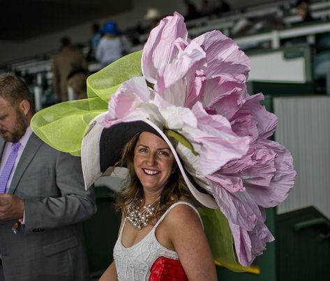 A woman wears a massive hat on May 6, 2017. Crazy Kentucky Derby Hats, Diy Kentucky Derby Hat, Kentucky Derby Party Hats, Kentucky Derby Hats Diy, Derby Hats Diy, Kentucky Derby Attire, Kentucky Derby Outfit, Derby Attire, Derby Fashion