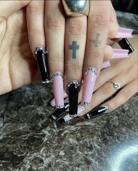 Emo Acrylic Nails Coffin, Gothic Baddie Nails, Jem Nail Design, Black Y2k Nails, Holloween Nails, Goth Nails, Grunge Nails, Glow Nails, Classy Acrylic Nails