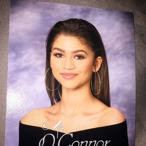 K C Undercover, Zendaya Makeup, Senior Picture Makeup, Girl Graduation, Zendaya Maree Stoermer Coleman, Zendaya Style, Graduation Makeup, Hair Quotes, Graduation Photoshoot