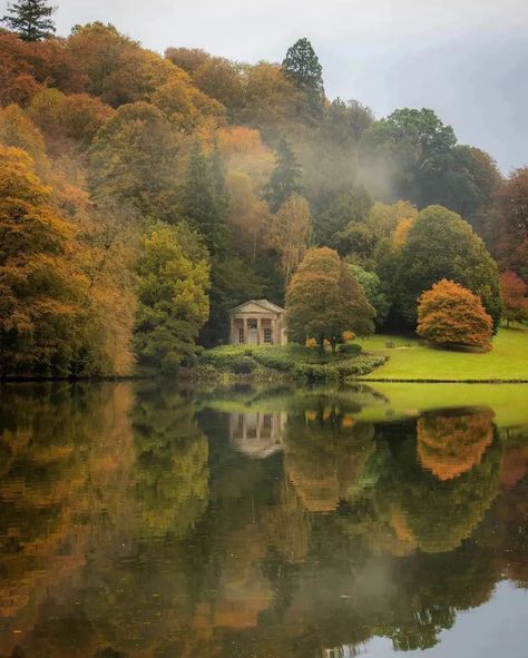 Stourhead Garden, Dark Castle Garden Aesthetic, Edinburgh Botanic Gardens, Edinburgh Landscape, Princess Street Gardens Edinburgh, Famous Gardens England, Landscape Garden, Nature Photos, Edinburgh