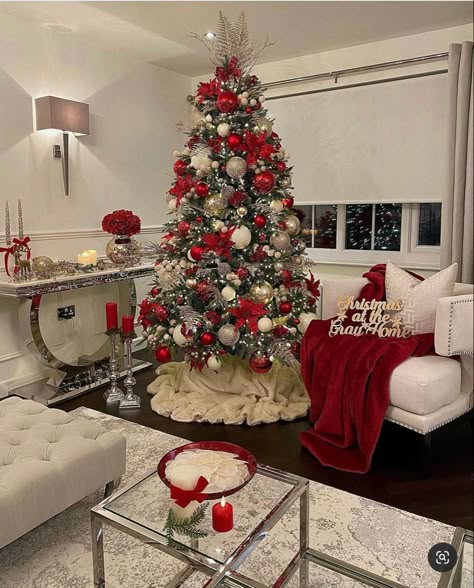 Silver And White Christmas Tree Decor, Crismas Tree Ideas, Burgandy Christmas Tree Ideas, Christmas Tree Ideas 2023 Trends, 2024 Christmas Tree Trends, Christmas Tree Colour Scheme, Christmas Tree Inspo, Red And Gold Christmas Tree, Christmas Tree Red