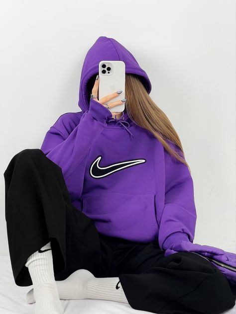 Purple Sweatshirt Outfit, Purple Hoodie Outfit, Jeans And Sneakers Outfit, Womens Sweatshirts Fashion, Basic Streetwear, Tracksuit Outfit, Looks Country, Stylish Winter Outfits, Casual Outfits For Teens