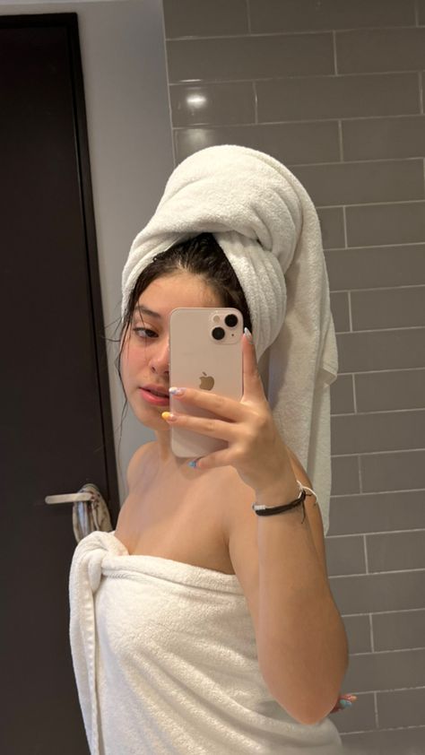 Fresh Out Of Shower Selfie, Shower Mirror Selfie, Towel Selfie, Girls In Shower, Romantic Bath, Shower Mirror, Beach At Night, Celebrity Fashion Looks, Tifa Lockhart