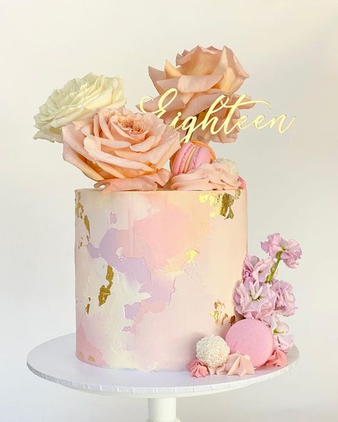 Nutella Birthday Cake, Cake With Macarons, Lemon Cake Mix Recipe, Cake For Her, 21st Cake, Pretty Cake, Elegant Birthday Cakes, Modern Cakes, 40th Birthday Cakes