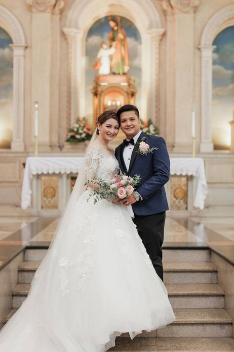 Christian Wedding Pictures, Christian Wedding Poses, Church Photoshoot, Hispanic Wedding, Engagement Portraits Poses, Wedding Christian, Western Bride, Bridal Bouquet Styles, Pose Pengantin