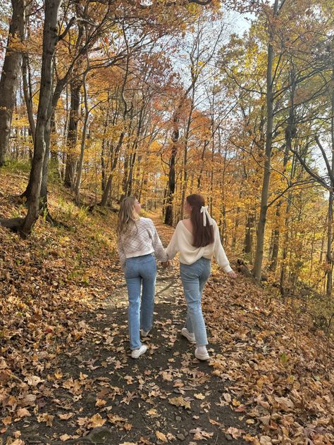 Friends In The Woods, Woods Pictures, Pictures Friends, Camping Photo, Photoshoot Pose, Picture On Wood, Fall Photoshoot, Granola Girl, Cute Pics