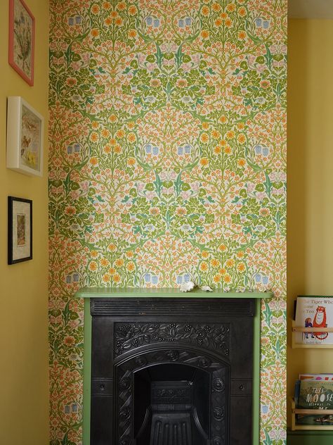 Breezy Kitchen, Breakfast Nook Bench, Home By The Sea, Oak Bookshelves, Nook Bench, Victorian Room, Gorgeous Wallpaper, Marble Counters, Oak Cupboard