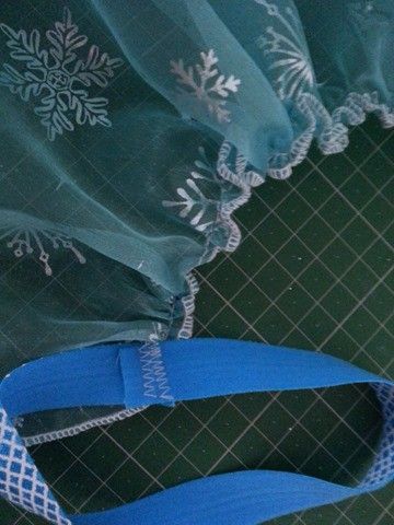 Sew a simple Elsa cape (5) Frozen Cape Diy, Frozen Princess Costume, Elsa Diy, Diy Superhero, Diy Cape, Princess Cape, Frozen Crafts, Disney Marathon, Elsa Costume