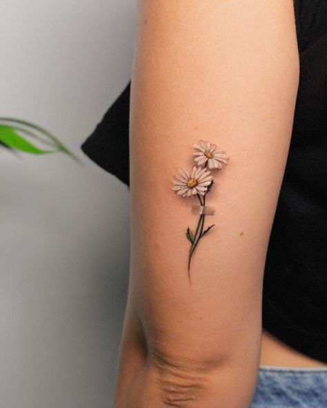 Exploring the Art of 3D Tattoos: 70 Amazing Designs | Art and Design 3d Flower Tattoos, Small Daisy Tattoo, Cool Tattoo Ideas, Daisy Tattoo Designs, Daisy Flower Tattoos, Pretty Flower Tattoos, Tiny Wrist Tattoos, Wildflower Tattoo, Cool Tattoo