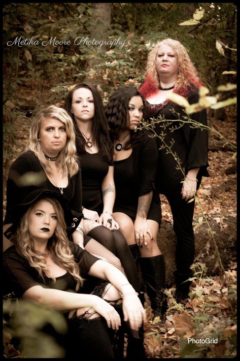 Witches, Halloween, Photoshoot, friends photos, 3 Witches Photoshoot, Witch Photoshoot Ideas Group, Witchy Group Photoshoot Ideas, Group Witch Photoshoot, Witch Friend Photoshoot, Photoshoot Friends, Witch Photoshoot, Witches Halloween, Fall Mini Sessions