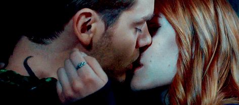 CLARY saving her one and only true love JACE 💙💙💙💙💙 Dominic Sherwood Shadowhunters, Tan Goals, Clary Y Jace, Jace Herondale, Clary And Jace, Dominic Sherwood, Jace Wayland, Romantic Times, Katherine Mcnamara