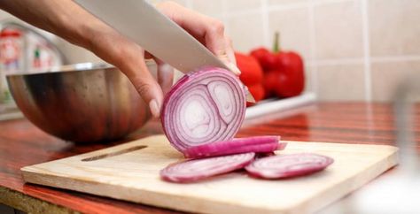 Don’t Cry Over Cut Onions! Cut Onions Without Crying, Uses For White Vinegar, Onion Juice For Hair, Red Onion Recipes, Homemade Cleaners Recipes, Onion Juice, Home Remedies For Hair, Amelia Earhart, New Hair Growth