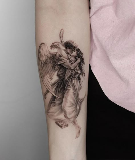 Angels Arm Tattoo, Romantic Encounter Tattoo, Two Lovers Tattoo, Angels Kissing Tattoo, Angel Tatoos Aesthetic, Angelic Tattoos For Women, Roman Angel Tattoo, Wlw Tattoo Ideas, Adam And Eve Tattoo