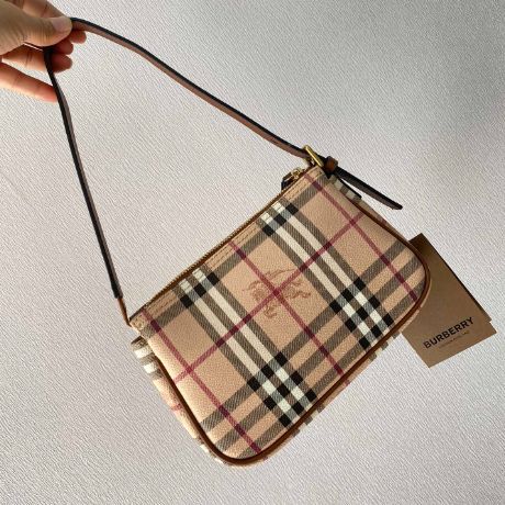 Burberry Vintage Bag, Burberry Bag Outfit, Shoulder Bag Outfit, Plaid Backpack, Burberry Purse, Burberry Shoulder Bag, Burberry Classic, Lv Purse, Take It Back