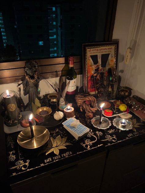 My deipnon/new moon altar for my dark mothers, Hekate and Kali Maa 🖤 Dark Altar Aesthetic, Altar Set Up Witchcraft, Dark Goddess Altar, Witch Craft Altar, Dark Feminine Altar, Eclectic Witch Altar, New Moon Altar, Hekate Altar Offerings, Hekate Altar Ideas