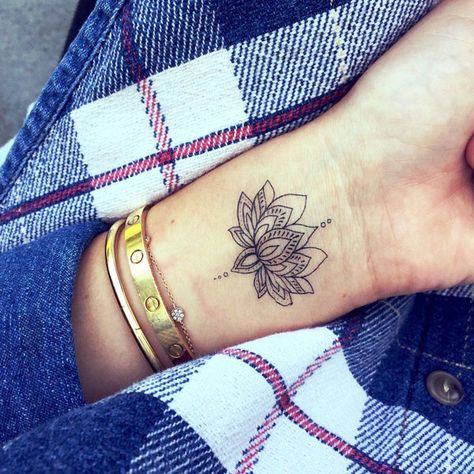 Flower Wrist Tattoo, Tato Mandala, Wildflowers Tattoo, Lotusblume Tattoo, Small Lotus Tattoo, Lotus Flower Tattoo Design, Tato Henna, Polynesian Tattoos, Flower Wrist Tattoos