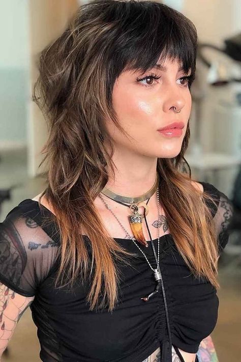 Going for the shaggy mullet look for a modern style? We have the top 26 pictures on our site! Try this modern mullet with shaggy layers. The next step is to tap "Read it" to see more photos. // Photo Credit: @dianakofidou_coiffure on Instagram Edgy Bangs, Bob Pendek, Modern Shag Haircut, Long Shag, Mullet Haircut, Bangs Long, Shag Hairstyles, Edgy Hair, Shag Haircut