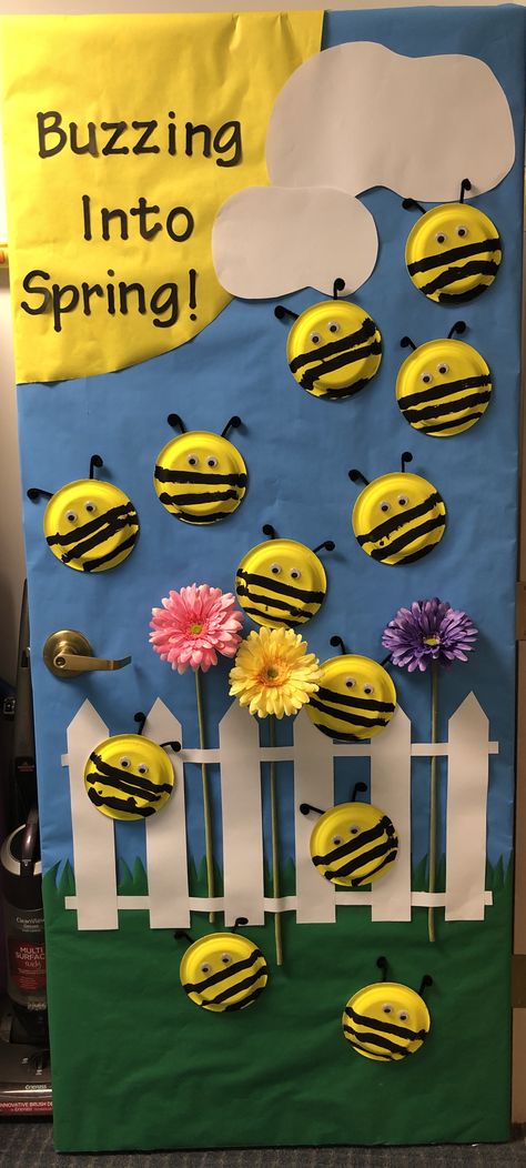 Spring Flowers Bulletin Board, Spring Crafts Daycare, Spring Time Bulletin Board Ideas Preschool, Kindergarten Spring Door Ideas, Spring Craft Kindergarten Classroom, Spring Themed Door Decorations Classroom, Spring Board Ideas For Work, Spring Ideas Decoration School, April Classroom Themes