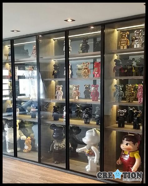 Toy Display Cabinet, Bearbrick Interior, Bearbrick Display, Toy Display Ideas, Display Kitchen Cabinet, Organization Small Kitchen, Cabinet Decor Kitchen, Glass Cabinet Display, Toy Collection Room