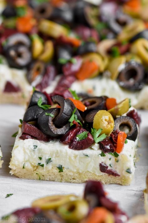 This Olive Pizza Appetizer is such an easy and fantastic appetizer for a party or get together.  It's made with my pizza dough recipe that never fails. This appetizer recipe is an olive lover's dream!  If you like my Olive Cheeseball, you MUST make this olive pizza recipe. Pizza Appetizer, Olive Pizza, Pizza Appetizers, Thanksgiving Friendsgiving, Doner Kebab, Food Appetizers, Finger Food Appetizers, Boat Party, Snacks Für Party