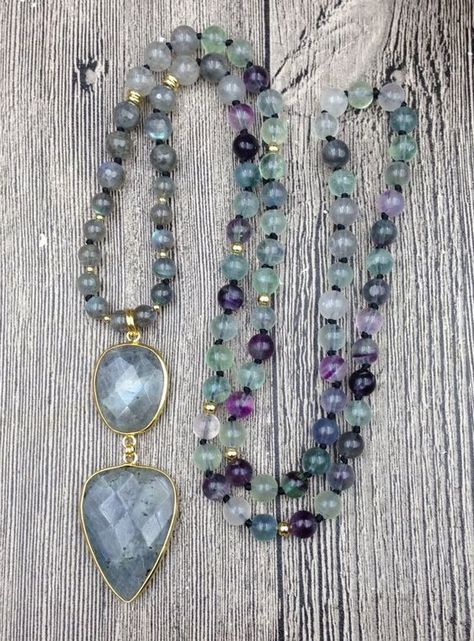 Treasure Jewelry, Stone Beaded Necklace, Necklace Diamond, Chain Necklaces, Labradorite Pendant, Beaded Necklaces, Bijoux Diy, Moon Stone, Jewelry Designs