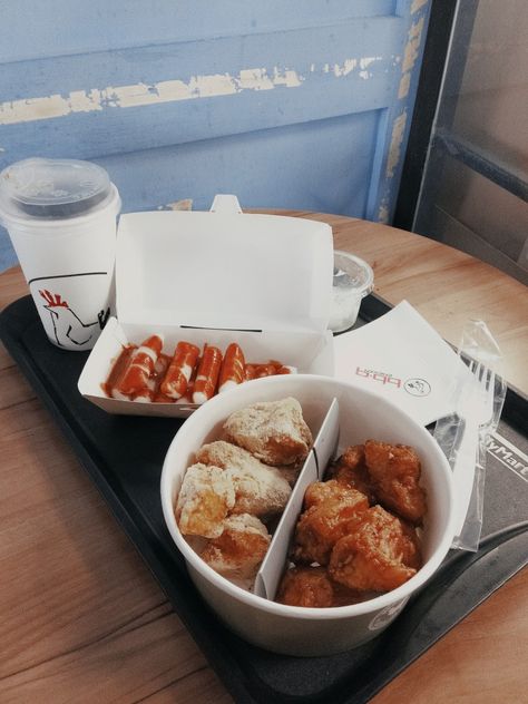 Korean Takeout Aesthetic, Korean Takeout, Takeout Aesthetic, Chicken Shop, Korean Chicken, Food Aesthetics, Korean Fried Chicken, Rice Cakes, Food Decoration