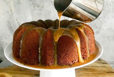 This Sticky Toffee Pudding Bundt Cake is a Thing of Beauty Buttermilk Bundt Cake, Cake With Caramel Icing, Sticky Toffee Pudding Cake, Tiramisu Recept, Buttermilk Pound Cake, Fresh Apple Cake, Buttermilk Cake, Cake With Caramel, Caramel Icing