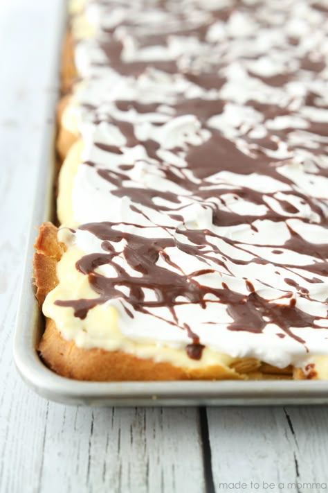 Eclair Cake Recipes, Homemade Chocolate Sauce, Dessert Halloween, Eclair Cake, Desserts For A Crowd, Funnel Cake, Ice Cream Desserts, Bed Ideas, Eclairs