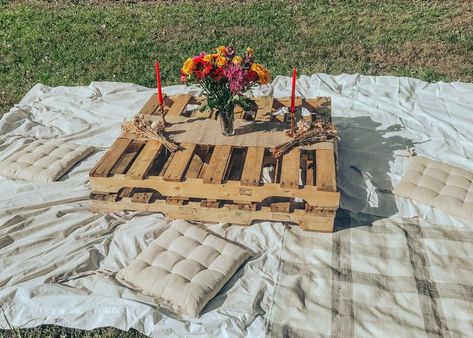 Wooden Pallet Picnic, Wood Pallet Picnic, Pallet Picnic, Palette Bed, Picnic Business, Prom Planning, Picnic With Friends, Cute Picnic, Outdoor Brunch