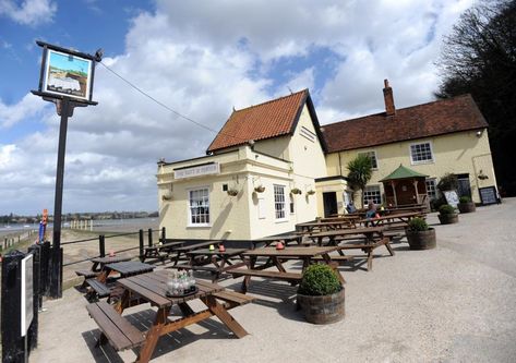 From Southwold on the coast to Hundon near Haverhill, here are some of the best pubs in Suffolk that have stunning views. Pub Garden, Suffolk Coast, Home Pub, Best Pubs, Open Sky, Coastal Retreat, Over The River, Enjoying The Sun, Weather Forecast