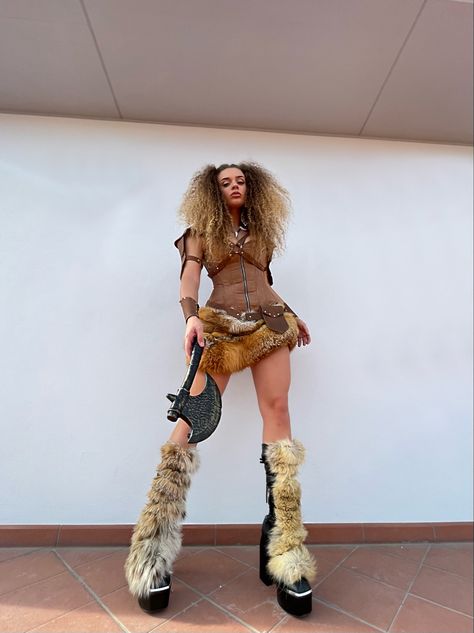 fur halloween costume woman brown curly hair skirt viking Halloween Lion Costumes, Barbarian Costume Women, Viking Women Costume, Viking Diy Costume, Diy Viking Costume Woman, Viking Costume Women, Viking Halloween Costume Women, Viking Costume Diy, Cavewoman Halloween