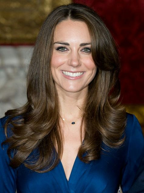 November 16, 2010: After announcing their engagement to the world, Prince William and his bride-to-be Kate Middleton faced the press for an official photocall at London’s St James’s Palace to celebrate their impending marriage (via Marie Claire magazine).. Moda Kate Middleton, Kate Fashion, Kate Middleton Hair, Kate Middleton Wedding, Engagement Hairstyles, Kate Middleton Outfits, Catherine Elizabeth Middleton, Princess Kate Middleton, Middleton Style