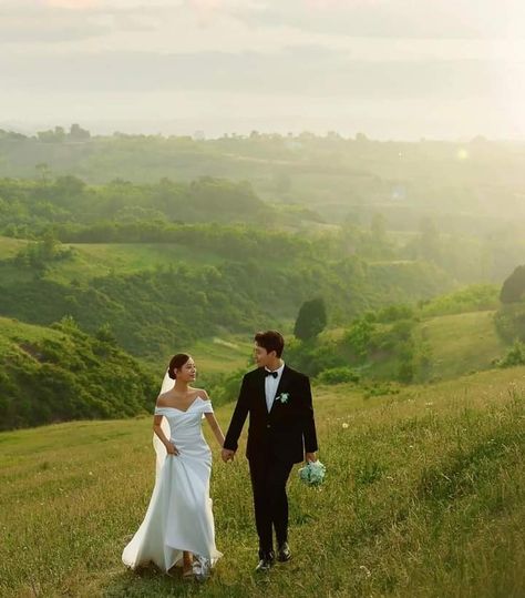 Wedding Photoshoot In Nature, Enchanted Forest Wedding Decorations, Korean Wedding Photography, Pre Wedding Photoshoot Outfit, Wedding Photo Studio, Wedding Portrait Poses, Pre Wedding Shoot Ideas, Pre Wedding Photoshoot Outdoor, Wedding Post