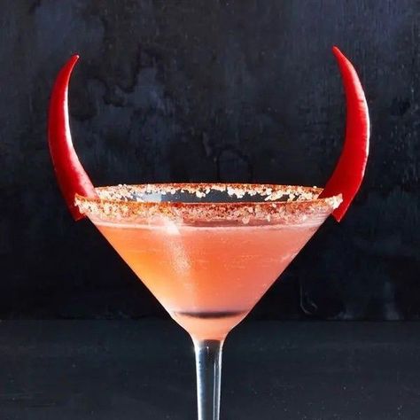 Devil Party, Drink Garnishing, Decorações Com Comidas, Cocktail Garnish, Halloween Cocktails, Fancy Drinks, Halloween Dinner, Cocktail Drinks Recipes, Halloween Drinks