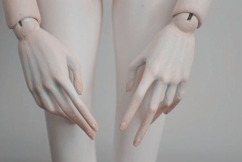 Mannequin Hand/Wrist - Alana Corra Doll Aesthetic, Hand Reference, Living Dolls, Pretty Hands, Doll Parts, Pretty Dolls, Ball Jointed Dolls, Bjd Dolls, Porcelain Dolls