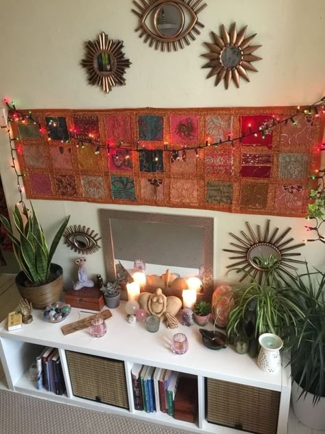 Earth Dorm Room Ideas, Bohemian Theme Bedroom, Moon Phase Room Decor, Boho Chic Yoga Studio, Meditation Wall Decor, Cool Diy Room Decor Projects, Bedroom Inspirations Zen, Spiritual Dorm Room Ideas, Small Colorful Bedroom Ideas