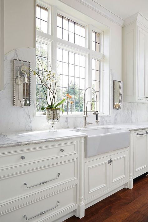 The white kitchen is my favorite! White cabinets and white counters are just so pretty and clean. Luxury White Kitchen Design, Kitchen With White Cabinets, Over The Sink, Classic Kitchen, White Marble Countertops, White Kitchen Design, Kitchen Marble, Hus Inspiration, White Kitchen Cabinets