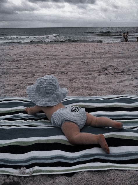 Baby Beach Pictures, Baby Beach Photos, Baby Vacation, Mother Baby Photography, Beach Mom, Family Beach Pictures, Prince Eric, Beach Baby, Shooting Photo