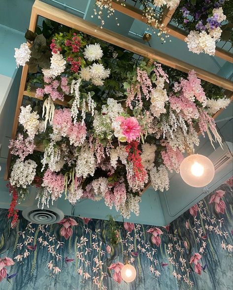 Diy Hanging Light Fixtures, Diy Hanging Light, Floral Ceiling, Pizzeria Design, Church Altar Decorations, Flower Ceiling, Hair Salon Interior, Flower Boutique, Abstract Art Wallpaper