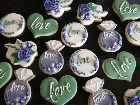 Purple Party Favors, Wedding Baking, Bridal Shower Decorations Purple, Wedding Cookies Decorated, Purple Cookies, Lavender Cookies, Green Bridal Showers, Purple And Green Wedding, Wedding Snacks