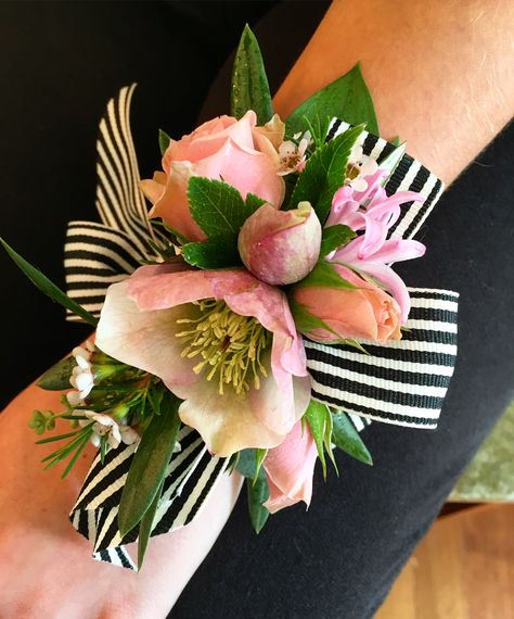 Prom Wrist Corsage Ideas Black Dress, Wrist Corsage Homecoming, Modern Corsage, Wristlet Corsage, Diy Wrist Corsage, Prom Flowers Corsage, Wrist Corsage Prom, Homecoming Flowers, Prom Corsage And Boutonniere