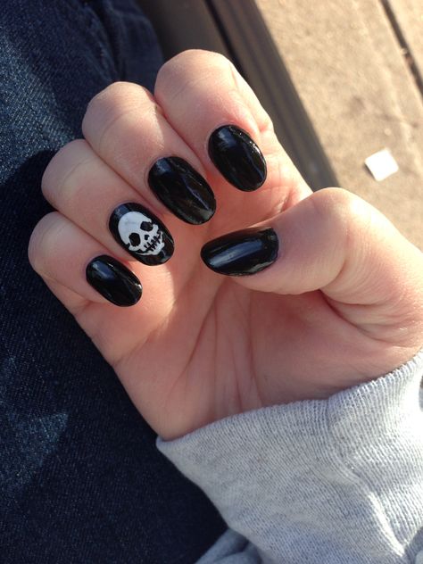 Oval black acrylic nails, skull design for Halloween! Black Nails With Skulls Art Designs, Nail Skull Designs, Nails With Skulls Design, Simple Skull Nails, Skull Nail Art Designs, Nail Art Skull, Skull On Nails, Skull Nails Acrylic, Black Skull Nails