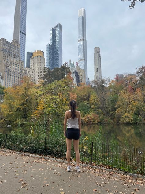 Girl standing in central park looking at the New York skyline. Central Park Running Aesthetic, Central Park Running, Running Central Park, Running In Central Park, Running In New York, Running Nyc, Nyc Dump, Central Park Aesthetic, Thea Stilton