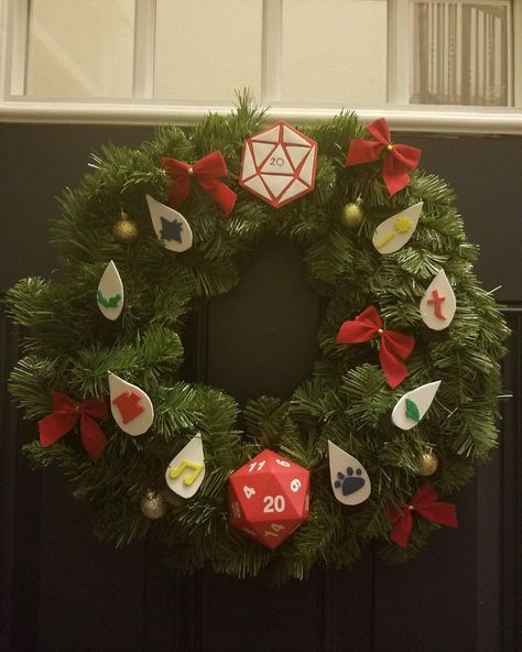 Shyanna Marie on Twitter: "Was feeling a little nerdy and festive...so I made myself a #criticalrole Christmas Wreath 😊❤️💕 #nerd #dnd #dungeonsanddragons #voxmachina… https://t.co/y7wtA2zKK0" Geek Christmas Decorations, Dnd Christmas, Nerdy Christmas, Geek Christmas, Make A Wreath, Dungeon And Dragons, Nerd Crafts, Vox Machina, Critical Role