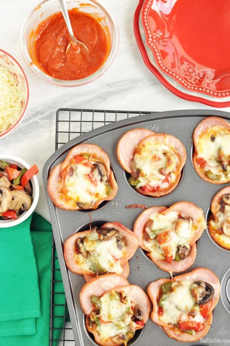 This easy individual-sized No-Crust Muffin Tin Canadian Bacon Pizza Cup recipe is a must-make for dinner. Keto Pizza Dip, Canadian Bacon Pizza, Canadian Bacon Recipes, Pizza Cups, Bacon Pizza, Family Nutrition, Rachel Hollis, Canadian Bacon, Crust Pizza