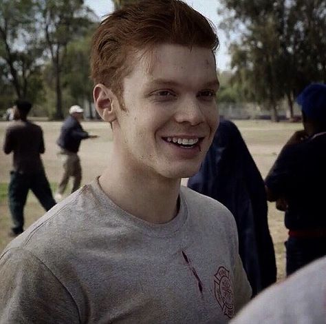 Ian Gallagher Icon, Shameless Mickey And Ian, Shameless Characters, Ian Gallagher, Ian Shameless, Shameless Tv Show, Noel Fisher, Mickey And Ian, Ian And Mickey