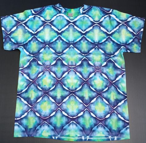 Dragon Mermaid, Scales Mermaid, Tie Dye Shirts Patterns, Tie Die Shirts, Diy Tie Dye Techniques, Diy Tie Dye Designs, Tie Dye Patterns Diy, Diy Tie Dye Shirts, Dye Techniques