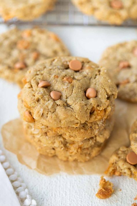 Gluten-Free Oatmeal Scotchies! Soft & chewy gluten-free oatmeal cookies loaded with butterscotch chips in every bite. An easy, gluten-free cookie recipe! #glutenfreecookies #glutenfreeoatmealcookies #oatmealscotchies Gluten Free Cookies Easy, Oatmeal Scotchies, Oatmeal Butterscotch Cookies, Gluten Free Oatmeal Cookies, Butterscotch Cookies, Gluten Free Cookie Recipes, Gluten Free Oatmeal, Grandma's Kitchen, Cookies Easy