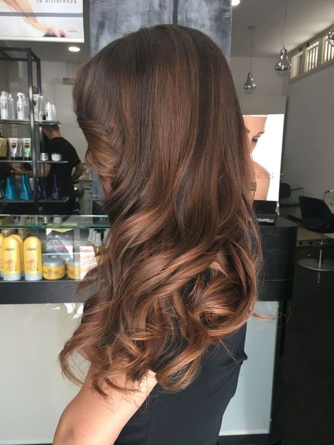 Cinnamon Hair Balayage, Cinnamon Hair Highlights, Cinnamon Brown Hair Color Highlights, Brown Hair Trends, Summer Hair Color Ideas, Cinnamon Hair, Chestnut Hair Color, Honey Brown Hair, Brown Hair Inspo